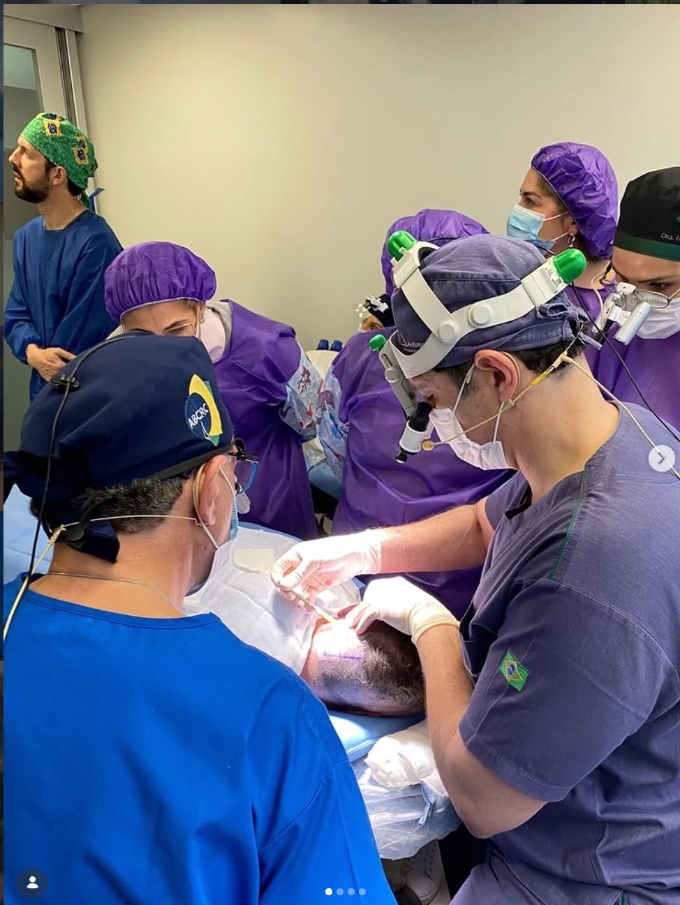 Dr. Flávio Abboud e equipe cirúrgica em procedimento