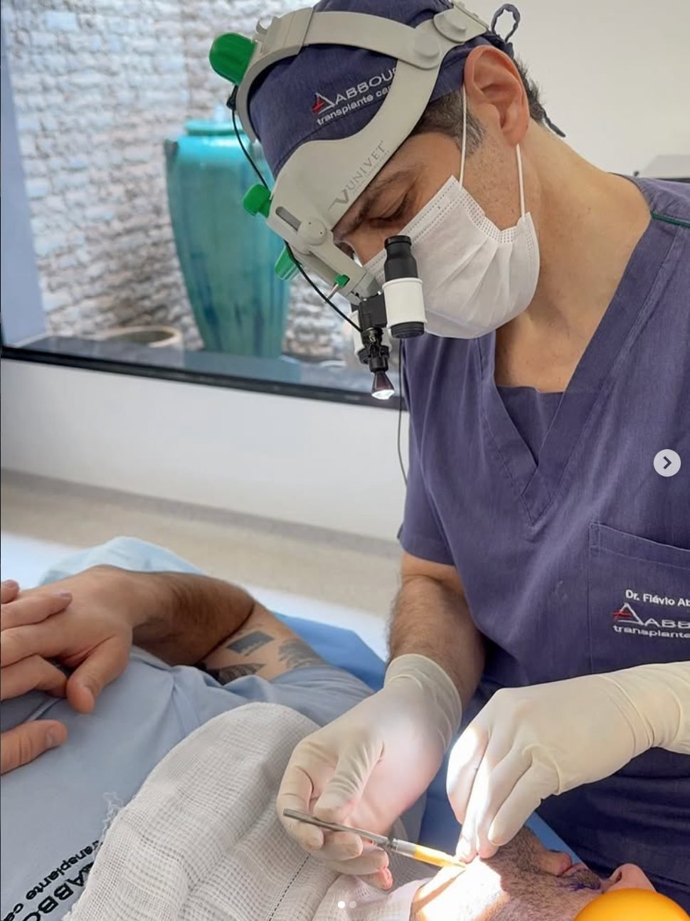 Dr. Flávio Abboud realizando procedimento FUE